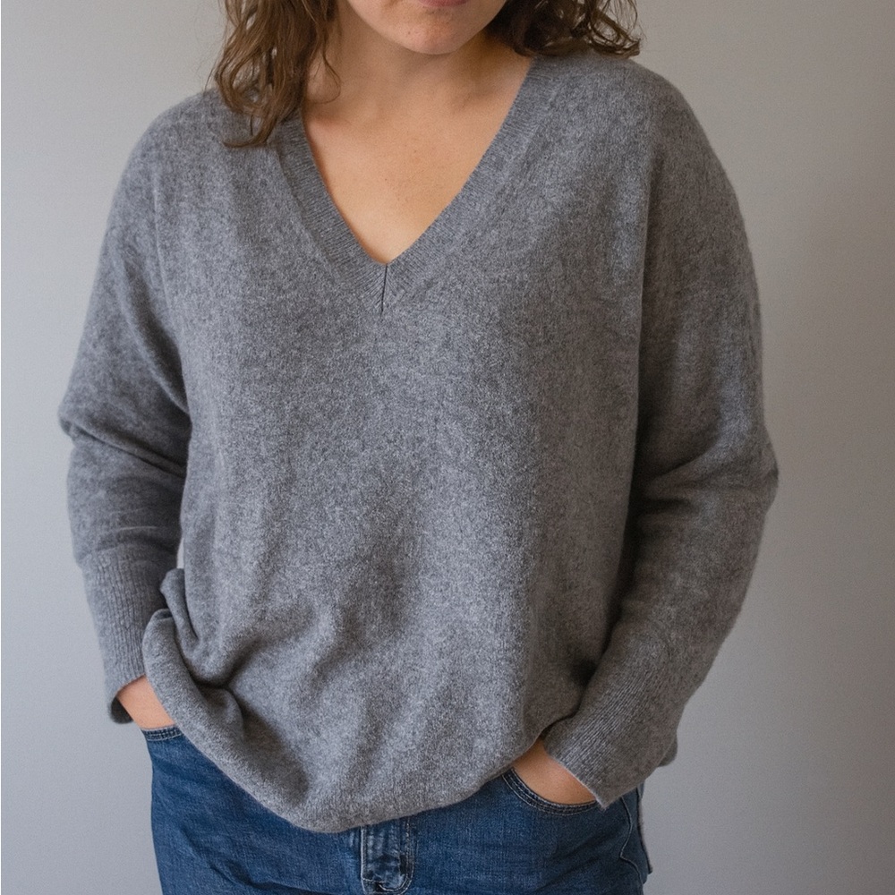 Aritzia Babaton Merino Wool V-Neck Sweater - Sz M